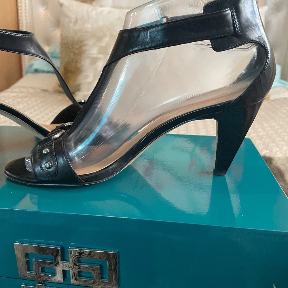 Via Spiga Black Leather T-Strap Edgy Ankle Strap Heels Size 7M - Picture 8 of 11